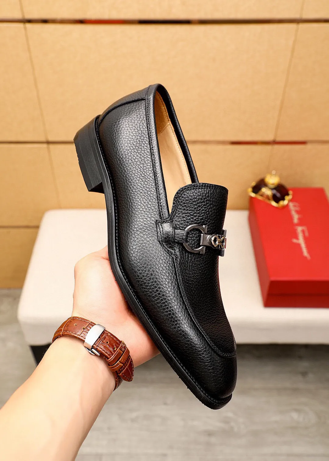 Men's shoes 💰460 💐 Product trademark: Ferragamo "Ferragamo" casual leather shoes Regular size: 38-44 (45🉑️customized) Product materials: Selected imported first-layer pebbled calfskin upper + luxury hardware buckle, imported water-dyed cow leather lining. Strong three-dimensional visual effect, original combination outsole Color: 2⃣️colors available
